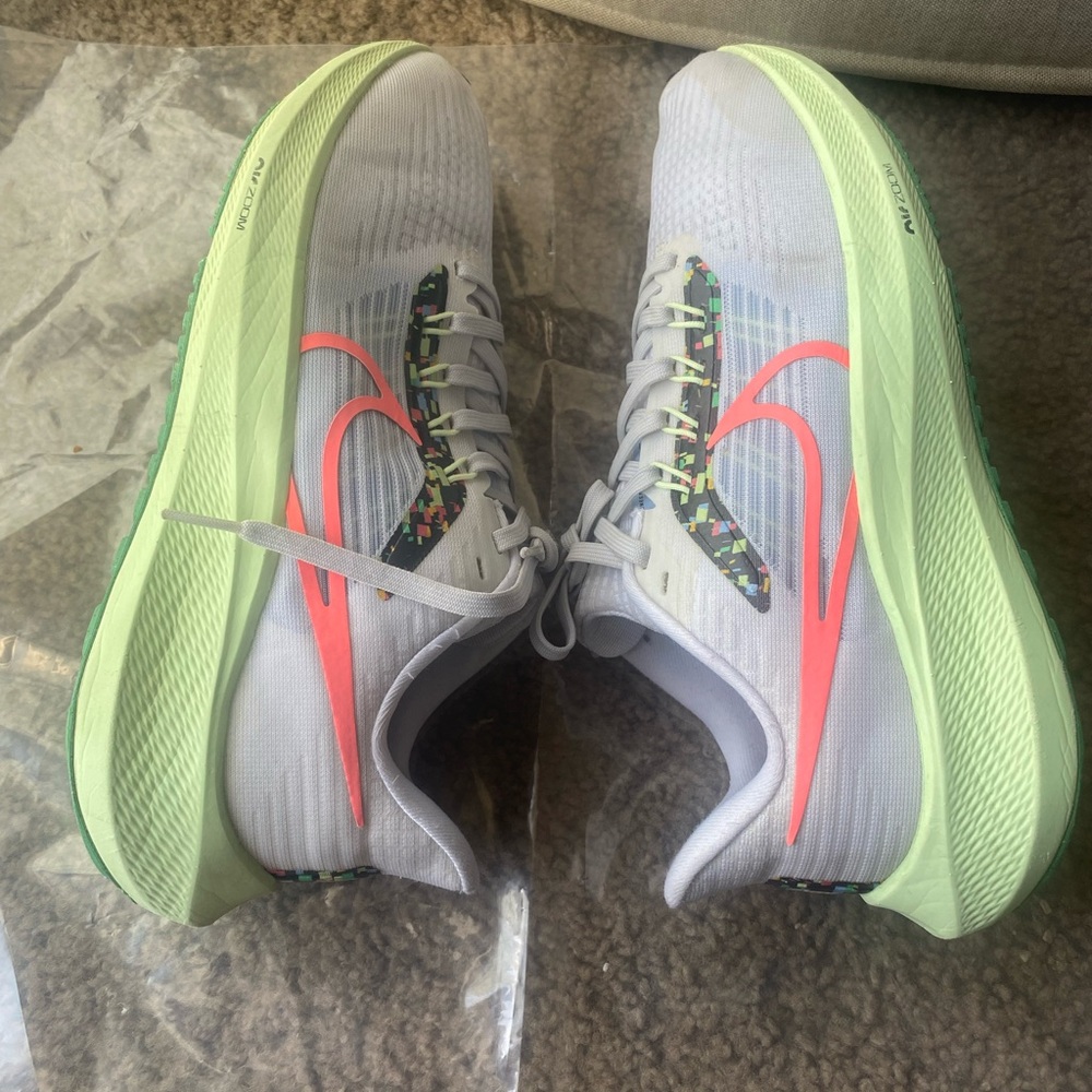 Nike Men’s White and Neon Green Running Shoes Size 8.5
